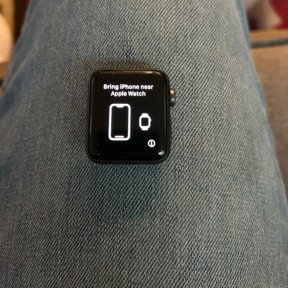 Apple Watch Series 3 GPS- 38mm S/M band - Picture 3 of 6